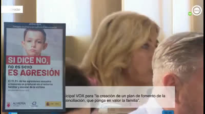 La concejal del PP de Almería que realizó una campaña blanqueando la pedofilia ataca a VOX y