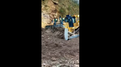 KLAABAT - CAT ERPILLAR D9 - Pushing downhill!